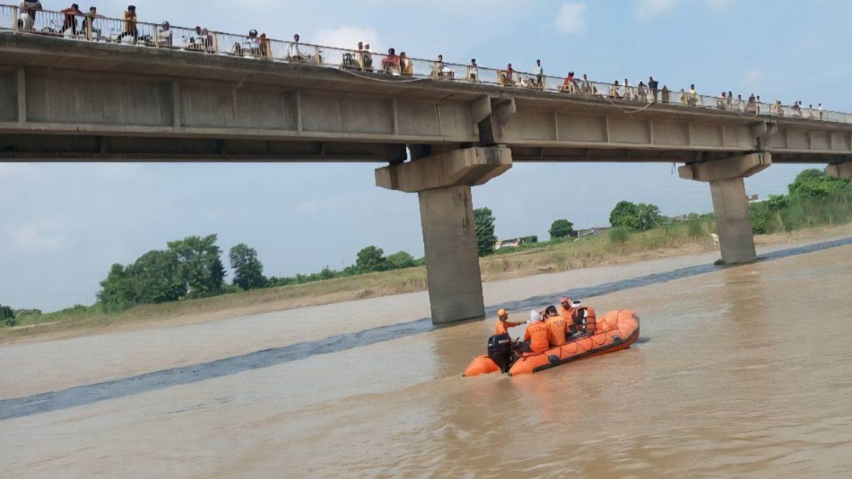 https://www.jagranimages.com/images/newimg/28092025/28_09_2025-man_jumped_in_river_24063604.jpg