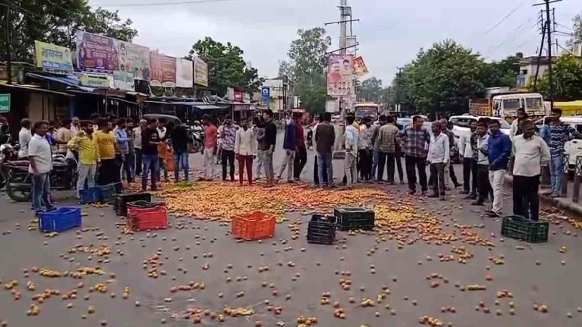 farmers protest in shajapur throw tomatoes on roads block angry over low price
