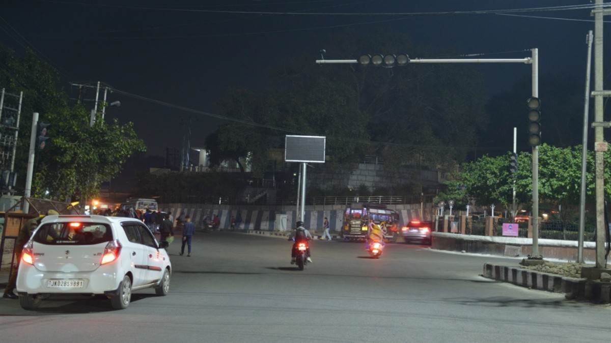 https://www.jagranimages.com/images/newimg/28092025/28_09_2025-street_light_24063043.jpg