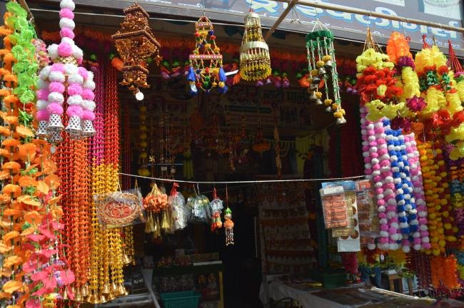 दीपावली के रंग में रंगने लगा बाजार, घर-बाजार सजने शुरू