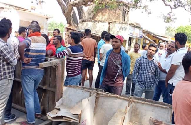 bike rider dies due to bus collision in ghazipur villagers block road for compensation