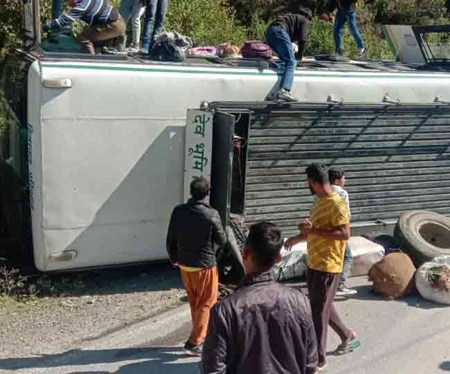 हरिद्वार से शिमला जा रही एचआरटीसी की बस हरिपुर-मीनस मार्ग पर कोटा-क्वानू के पास अनियंत्रित होकर सड़क पर पलट गई।