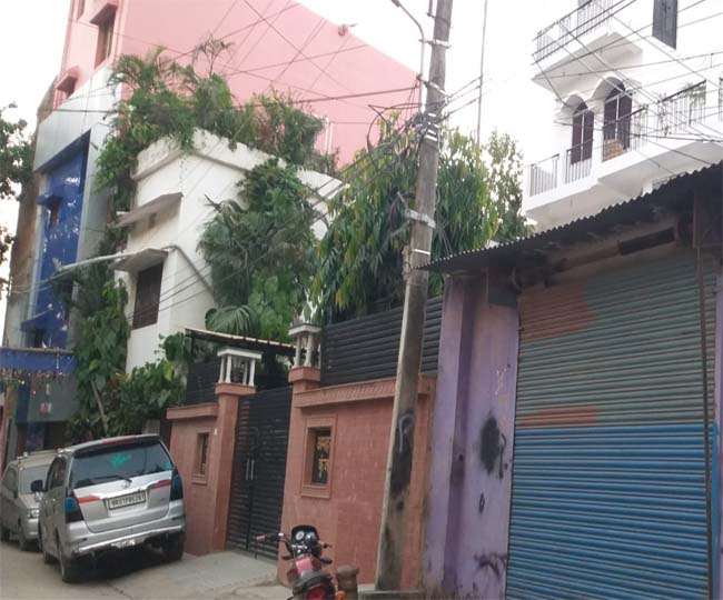 चकाई के रेंजर के देवघर स्थित अमहरा कुंज के बाहर खड़ी इनकम टैक्स विभाग की गाड़ियां ( फोटो जागरण)।