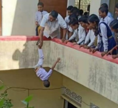 मीरजापुर के अहरौरा के सद्भावना स्कूल में बच्चे ने शरारत किया तो टीचर ने भवन की बालकनी से नीचे लटकाया।