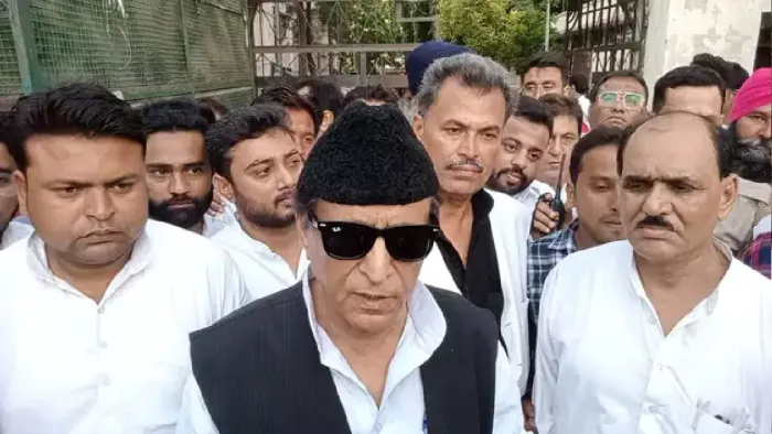 सपा के वरिष्ठ नेता और रामपुर के विधायक मोहम्मद आजम खां की विधानसभा की सदस्यता समाप्त कर दी गई है।
