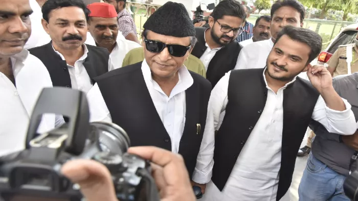 Azam Khan disqualified from UP Assembly: आजम खां के बेटे अब्दुल्ला की भी रद हो चुकी है सदस्यता।