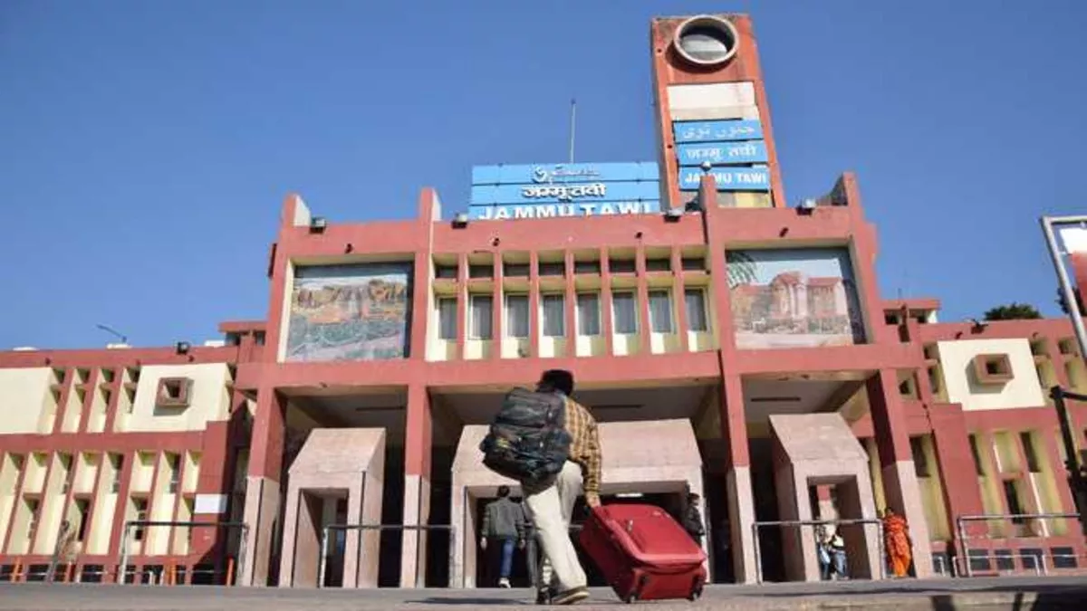 Jammu : रेलवे स्टेशन में सुरक्षाबलों का सर्च आपरेशन जारी, विस्फोटक-18 डेटोनेटर मिलने के बाद सतर्कता बढ़ाई