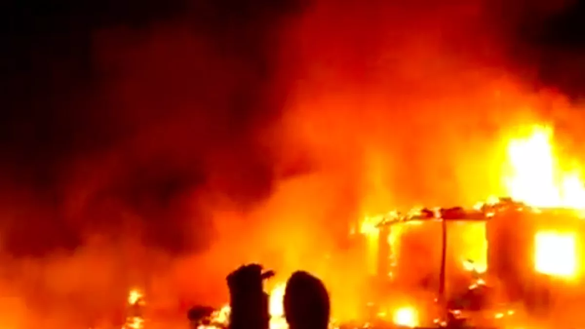 Jammu Kashmir : किश्तवाड़ जिले के गांधारी पाडर गांव में लगी भीषण आग में 25 मकान जलकर खाक, जानी नुकसान नहीं