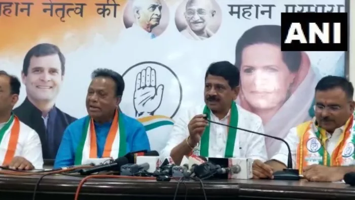गुजरात के पूर्व सीएम शंकर सिंह वाघेला के बेटे महेंद्र सिंह वाघेला कांग्रेस में शामिल। फोटो एएनआइ