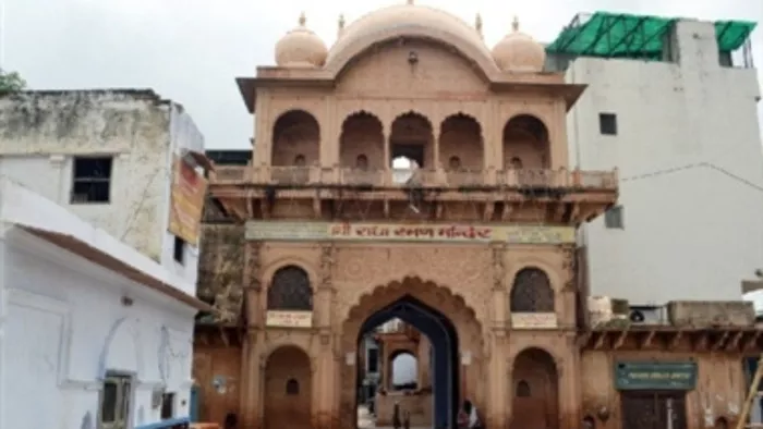 Sri Radha Raman Temple:राधारमण लाल जू मंदिर की रसोई में कंडे से सुलगाई जाती है