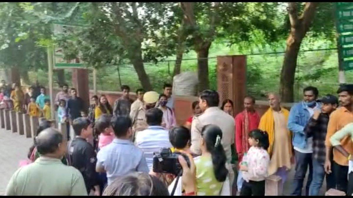 taj mahal policeman threatens tourist who came to taj mahal video goes viral