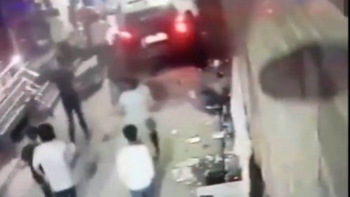 Delhi News: दिल्ली में मामूली विवाद पर शख्स ने कई लोगों पर चढ़ा दी कार,  देखें हादसे का खौफनाक वीडियो - A car ran over people in Alipur area on Oct  26