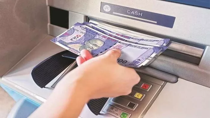 SBI के ग्राहक अब ATM की में बिना डेबिट कार्ड के निकाल सकते हैं कैश