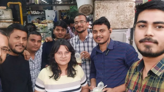 दोस्तों के साथ सफलता की खुशी मनाते प्रवीण कुमार । (जागरण फोटो)