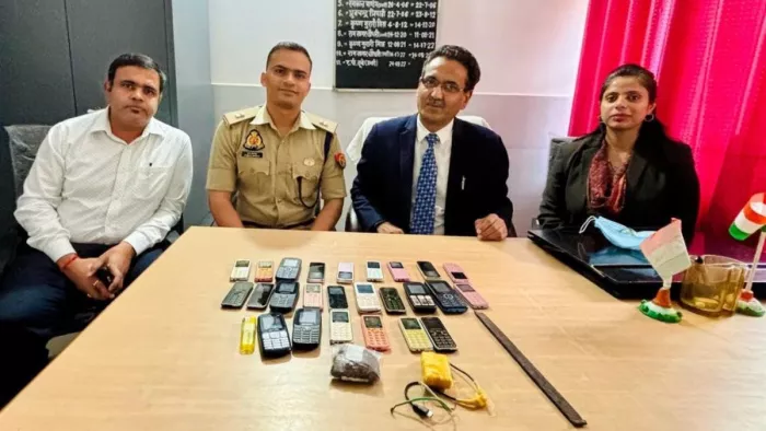 जिला जज के निरीक्षण में बरामद हुए 25 मोबाइल फोन। - जागरण