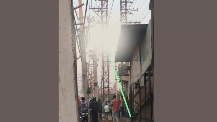 बिजली के खंभे से लटका मिला व्यक्ति का शव।