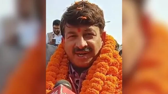 पत्रकारों से बातचीत करते दिल्ली के सांसद मनोज तिवारी। -जागरण