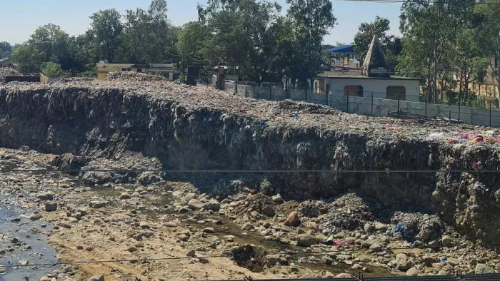 कोटद्वार गाड़ीघाट स्थित खोह नदी में गिरता ट्रेंचिंग ग्राउंड का कूड़ा