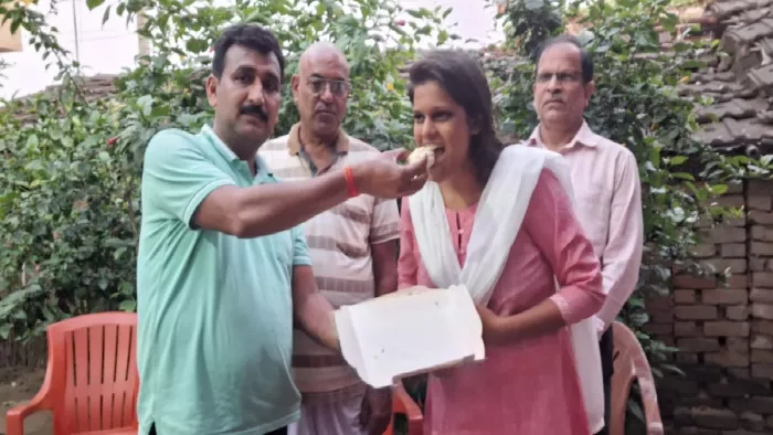 67वीं बीपीएससी परीक्षा पास करने के बाद रिया के साथ जश्न मनाते हुए परिवार के सदस्य।