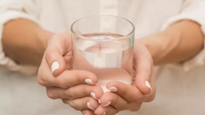 Warm Salt Water Benefits: पानी में नमक मिलाकर पीने के क्या हैं फायदे