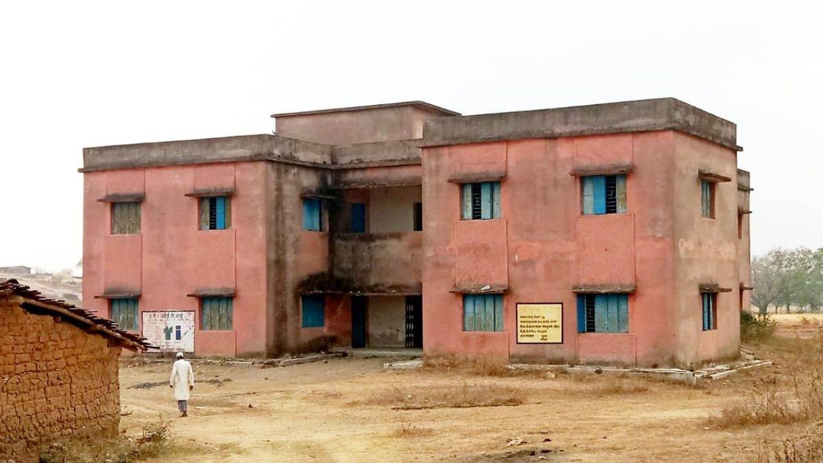 https://www.jagranimages.com/images/newimg/28102023/28_10_2023-school_building_in_lohardaga_23567341_17115036.jpg