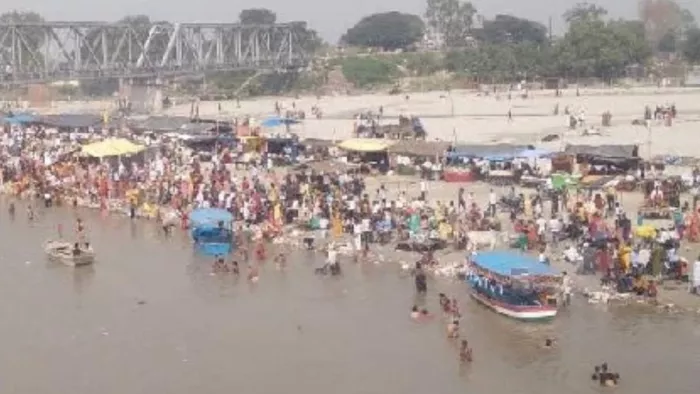 Badaun News: शरद पूर्णिमा पर हजारों श्रद्धालु ने गंगा में लगाई डुबकी