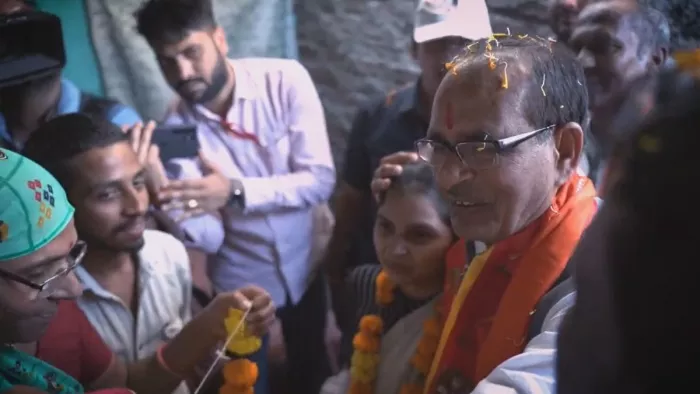 स्कूटी वाली बिटियां के घर पहुंचे मुख्यमंत्री शिवराज (फोटो: @ChouhanShivraj)