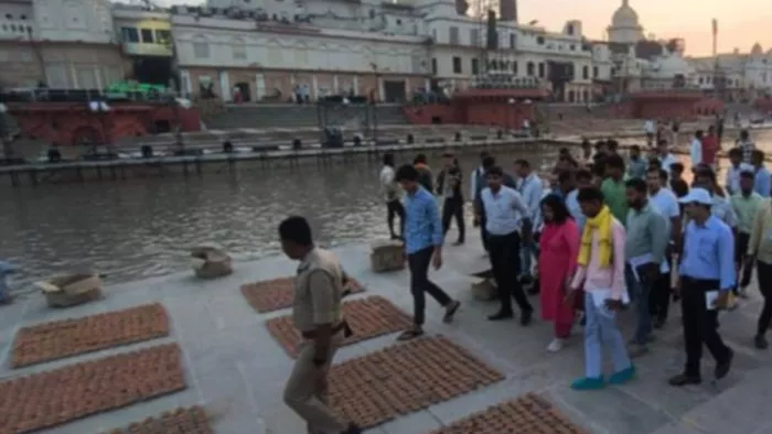 रामकीपैड़ी का निरीक्षण करतीं अवध विवि की कुलपति प्रो. प्रतिभा गोयल (मध्य में)।- जागरण