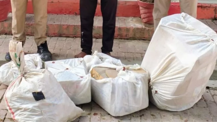 दुकानदार रफीक के पास से बरामद विस्फोटक बनाने की सामग्री। जागरण