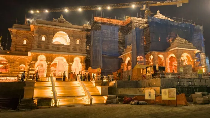 दीपोत्सव के लिए जगमगाने लगा राम मंदिर। सिंह द्वार से ही हो गई है विशेष साज-सज्जा।- सौ. ट्रस्ट