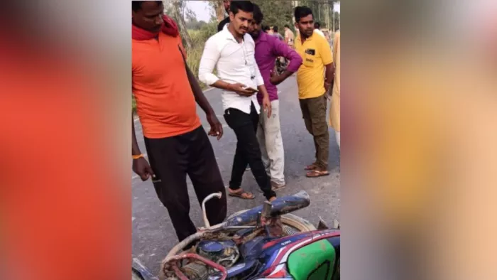 मंगली नाथ मंदिर के पास पड़ी बाइक।- जागरण
