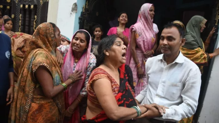 विभूतिखंड स्थित मंत्री आवास के पास मोहित के परिवारीजन प्रदर्शन करते हुए।- जागरण