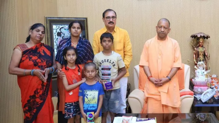 कडस्टी में मारे गए मोहित के परिजनों से मिले सीएम योगी।