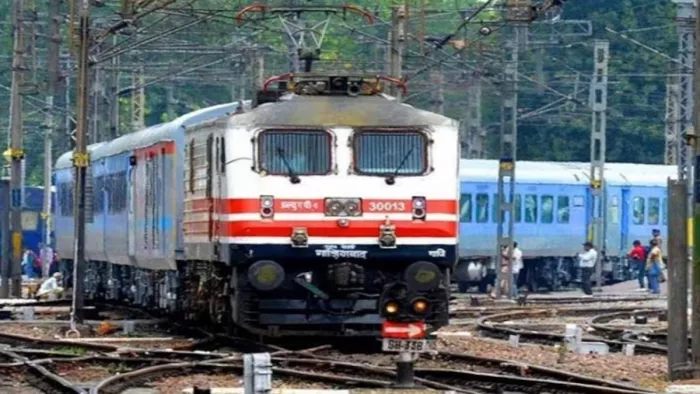 स्पेशल ट्रेन के संचालन से भीड़भाड़ कम करने और यात्रियों के लिए सुगम यात्रा सुनिश्चित करने में मदद मिलेगी।