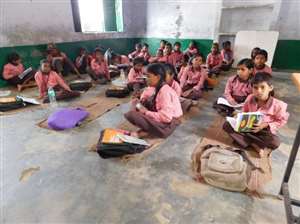 परिषदीय स्कूलों डेस्क-बेंच का इंतजाम नहीं