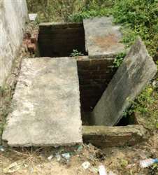 विद्यालय के शौचालय का सेफ्टी टैंक ध्वस्त