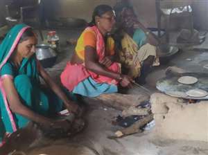 प्राथमिक विद्यालयों में मीनू से मजाक
