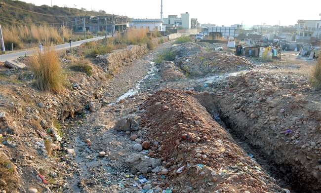 जम्मू के बाहरी क्षेत्र सुंजवां में नालों और खड्ड को घेरकर अभी भी कई जगह निर्माण कार्य जारी है।