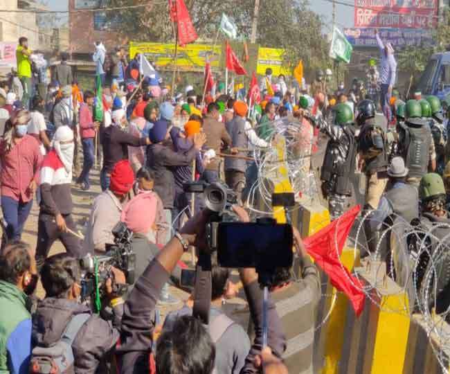 हरियाणा होकर दिल्‍ली कूच करते आंदोलनकारी किसान।