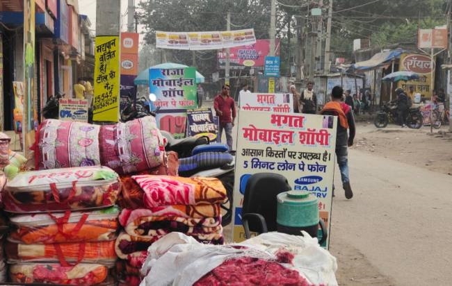 थाना रोड में फुटपाथ पर दुकानदारों का कब्जा, राहगीर परेशान