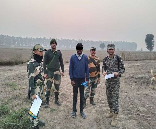 भारत सीमा में गलती से दाखिल हुए नाबालिग को बीएसएफ ने पाकिस्तान रेंजर्स को सौंपा। (एएनआई)