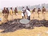 शव को जलाने से पहले गला दबा हत्या किए जाने की आशंका जताई जा रही हैं।