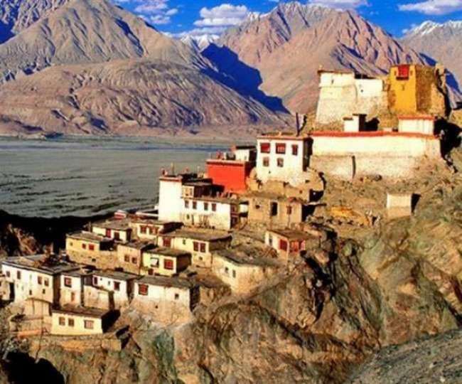 पहले जम्मू से श्रीनगर होते हुए लद्दाख जाना पड़ता था, जिसकी दूरी 600 किलोमीटर से अधिक पड़ती थी।