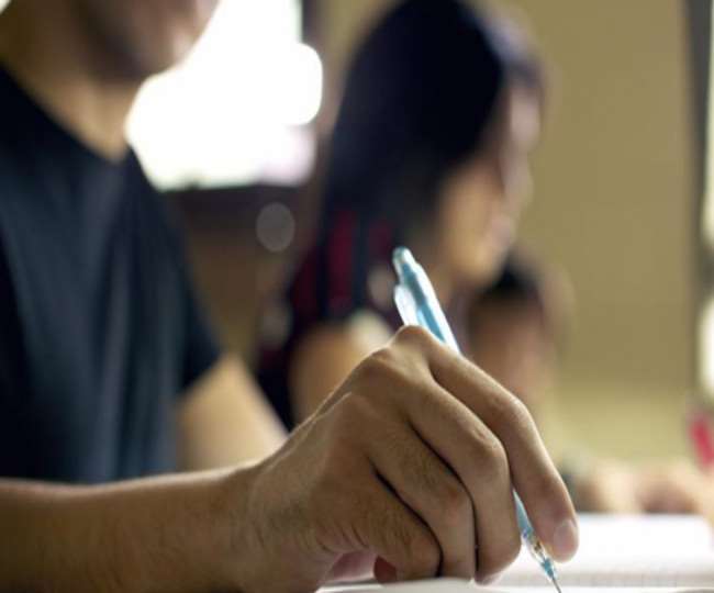 राजधानी शिमला के स्कूलों में आनलाइन परीक्षाएं करवाने की मांग तेज हो गई है।