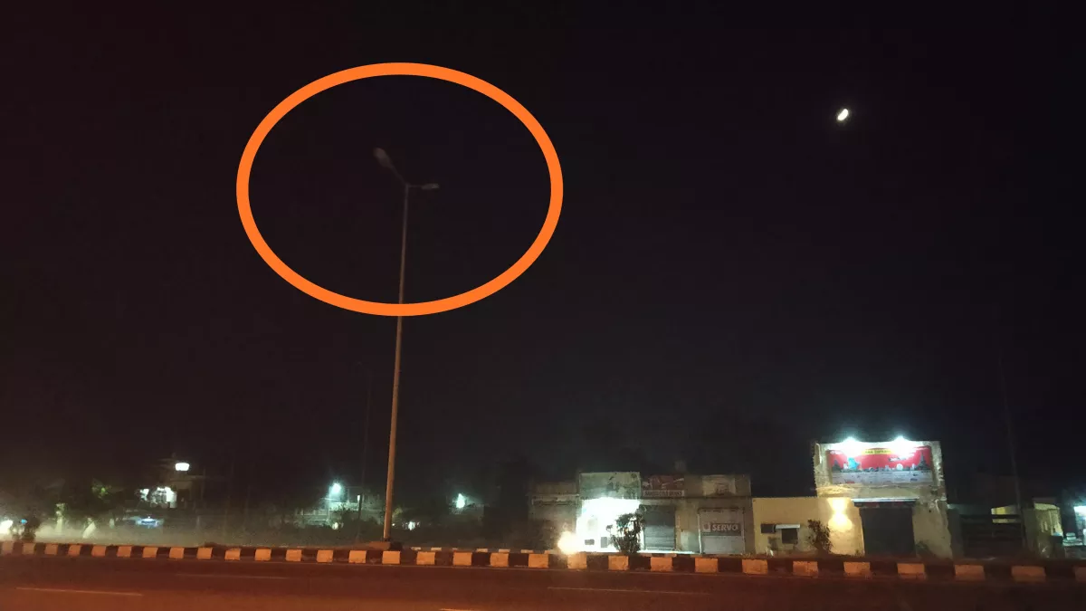 Jalandhar: हाईवे पर गाय से टकराई कार, दो लोग बाल-बाल बचे, सड़क पर लगी लाइटें बंद होने से हो रहे हादसे