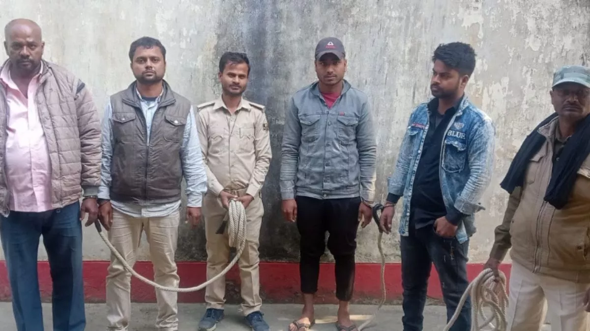मधुबनी के मधवापुर शराब पीने के आरोप में चार गिरफ्तार। फोटो-जागरण