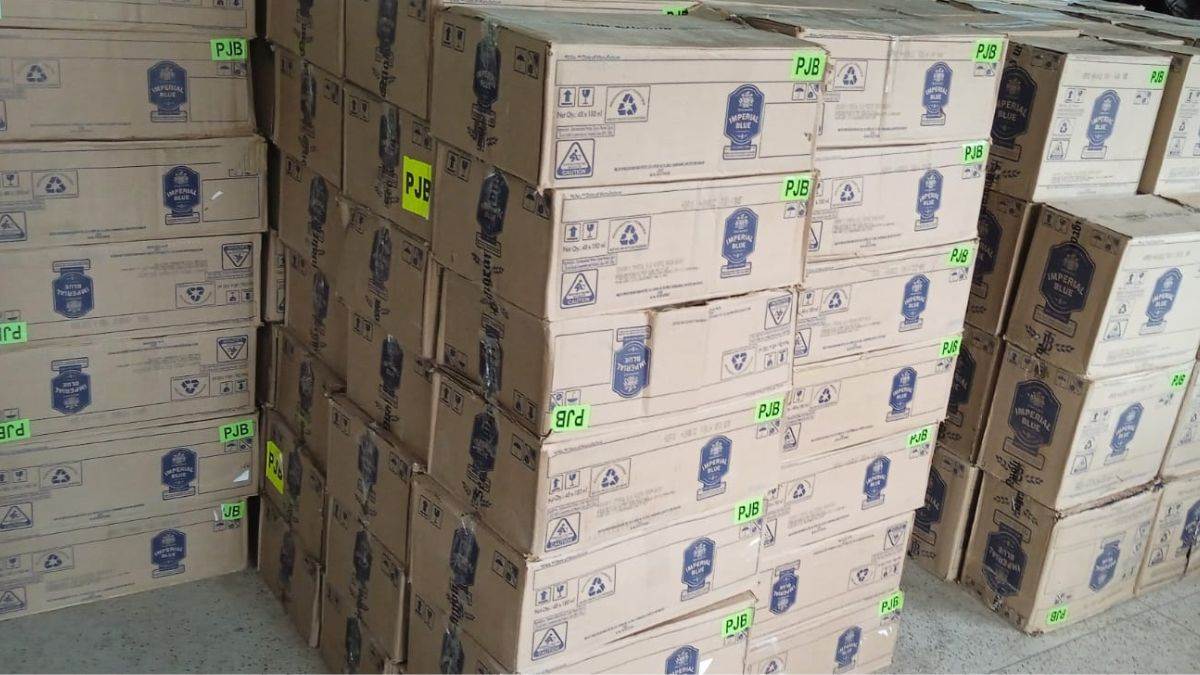 67 cartons of foreign liquor seized from garden in sitamarhi vehicle also seized