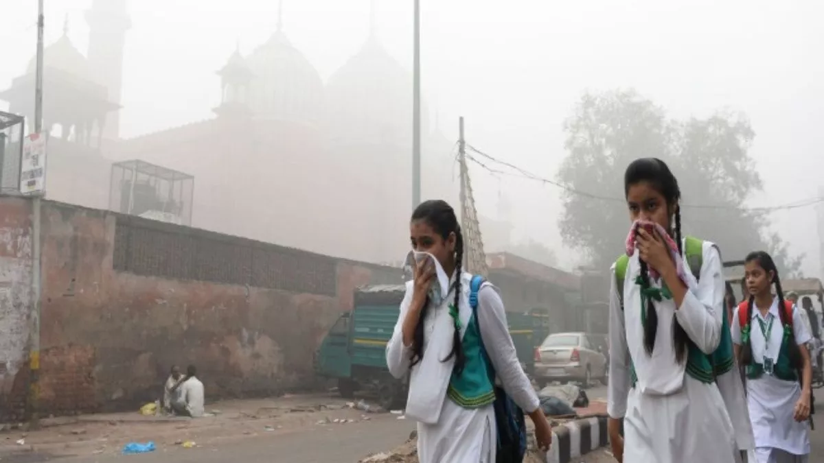 AQI Agra: प्रदूषण के चलते धुंध के बीच स्कूल जातीं छात्राएं।