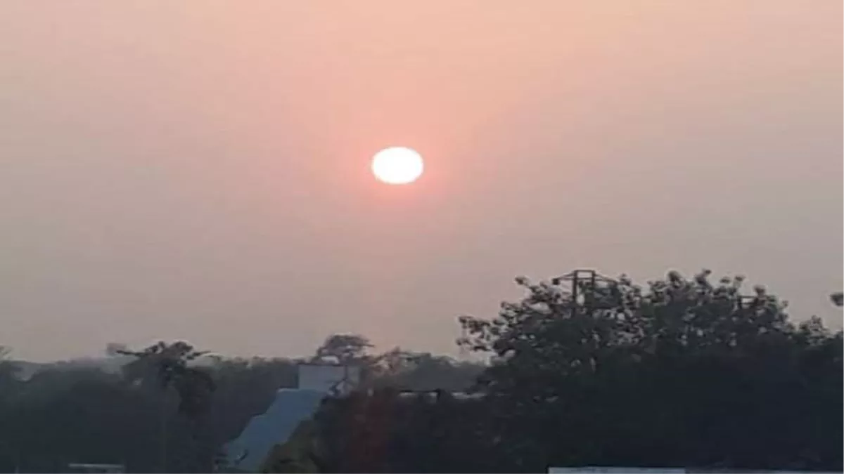 अलीगढ़ में सुबह हल्की हवा चलने से कोहरा छट गया। सुबह से ही आसमान साफ रहा।