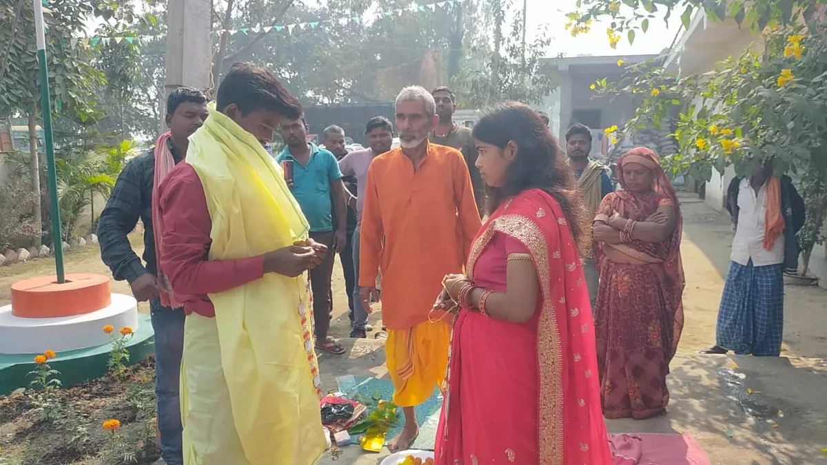 Amazing Love : शादी मंडप से भागी लड़की, प्रेमी के साथ मिलकर कर दिया बड़ा खेल, राहगीरों व पुलिस ने दे दिया साथ